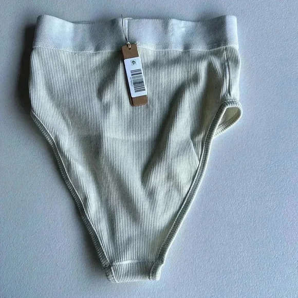 Skims - Picture 6 of 6